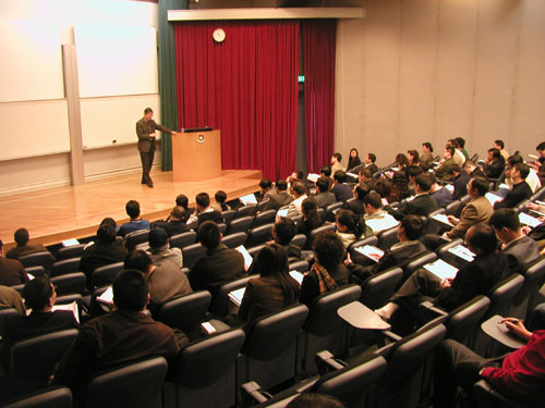 房地产论坛会场:香港大学研究生院王庚武讲堂