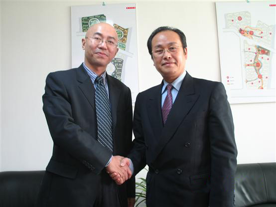 陈小栋总经理与朱江董事长签约后亲切握手
